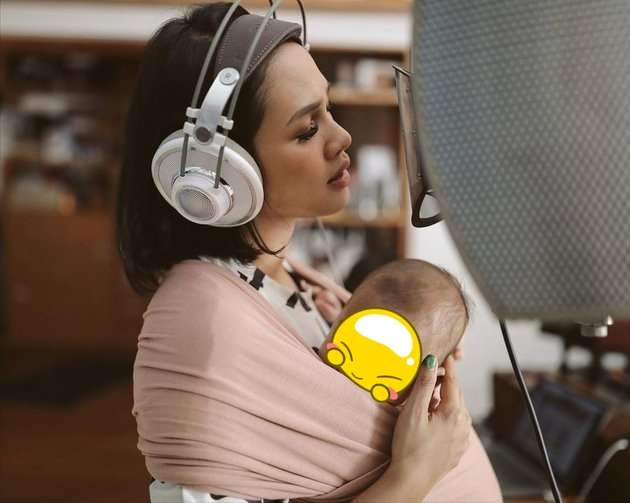 5 Potret Seleb Momong Anak saat Bekerja, Andika Nyanyi Sambil Gendong Sang Putra