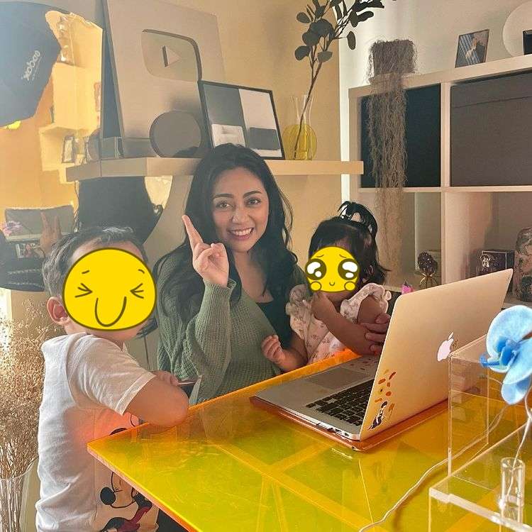 5 Potret Seleb Momong Anak saat Bekerja, Andika Nyanyi Sambil Gendong Sang Putra