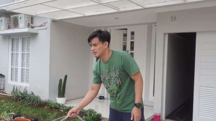 6 Potret Rumah Aktor FTV 'Naga-nagaan' Temmy Rahadi, Halaman Depan Jadi Spot Favorit Istri!