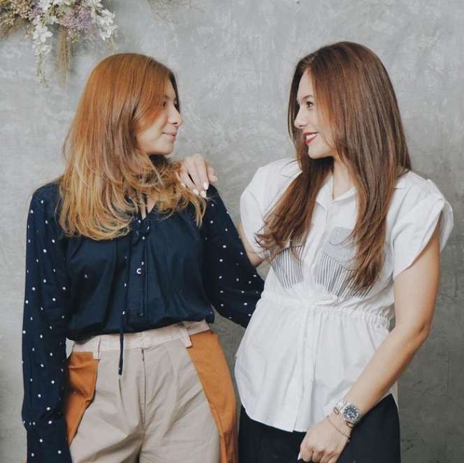 Bak Pinang Dibelah Dua, Potret Wulan Guritno dan Shalom Razade Kembaran Rambut Blonde