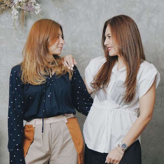 Bak Pinang Dibelah Dua, Potret Wulan Guritno dan Shalom Razade Kembaran Rambut Blonde