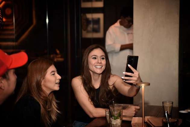 Bak Pinang Dibelah Dua, Potret Wulan Guritno dan Shalom Razade Kembaran Rambut Blonde