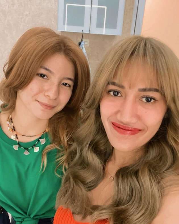 Bak Pinang Dibelah Dua, Potret Wulan Guritno dan Shalom Razade Kembaran Rambut Blonde