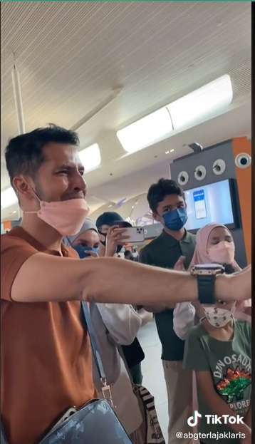 Ditinggal ART Balik Ke Indonesia, Artis Malaysia Ini Tak Kuasa Tahan Tangis: ‘Bibi Kami Sayang Kamu’