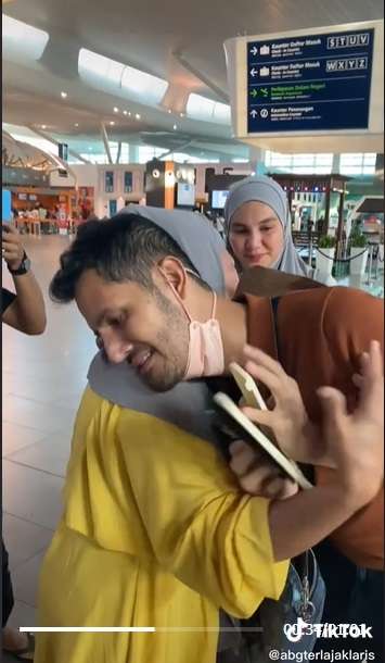 Ditinggal ART Balik Ke Indonesia, Artis Malaysia Ini Tak Kuasa Tahan Tangis: ‘Bibi Kami Sayang Kamu’