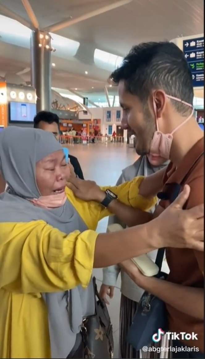 Ditinggal ART Balik Ke Indonesia, Artis Malaysia Ini Tak Kuasa Tahan Tangis: ‘Bibi Kami Sayang Kamu’