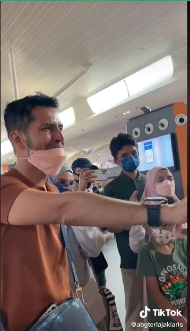 Ditinggal ART Balik Ke Indonesia, Artis Malaysia Ini Tak Kuasa Tahan Tangis: ‘Bibi Kami Sayang Kamu’