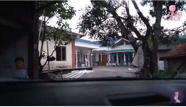 10 Potret Rumah Orangtua Dinar Candy di Kampung, Bak Bumi & Langit dengan Huniannya di Jakarta