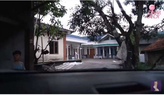 10 Potret Rumah Orangtua Dinar Candy di Kampung, Bak Bumi & Langit dengan Huniannya di Jakarta