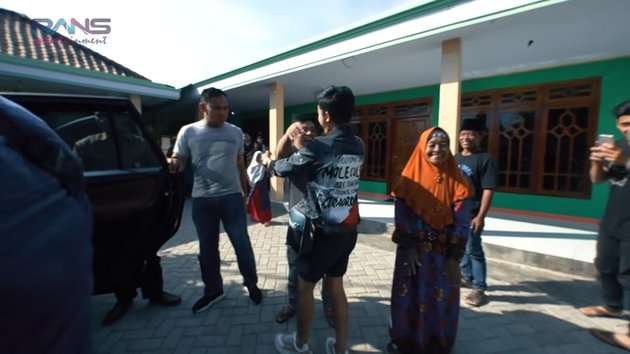 10 Potret Rumah Merry Asisten Raffi Ahmad di Madura, Ternyata ‘Sultan’ di Kampungnya