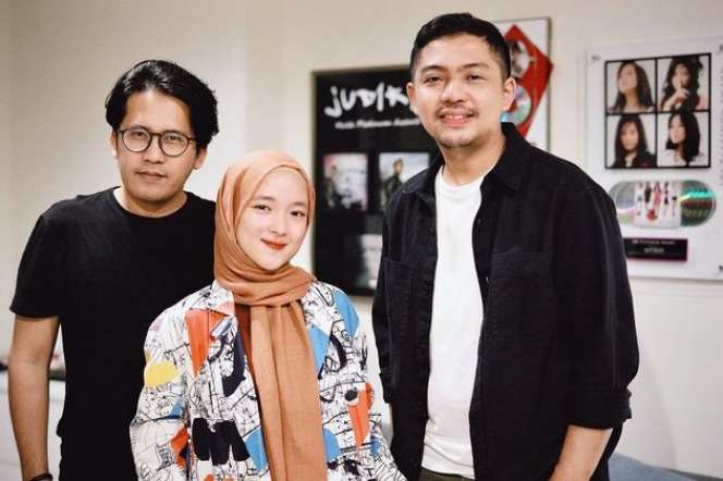 Disebut Sepi Job, 8 Potret Nissa Sabyan & Ayus Manggung di Gang Sempit, Netizen: Kena Karma!