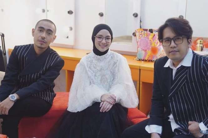 Disebut Sepi Job, 8 Potret Nissa Sabyan & Ayus Manggung di Gang Sempit, Netizen: Kena Karma!