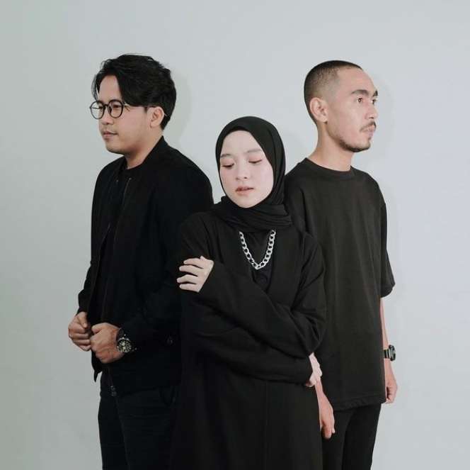 Disebut Sepi Job, 8 Potret Nissa Sabyan & Ayus Manggung di Gang Sempit, Netizen: Kena Karma!