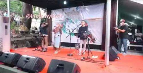 Disebut Sepi Job, 8 Potret Nissa Sabyan & Ayus Manggung di Gang Sempit, Netizen: Kena Karma!