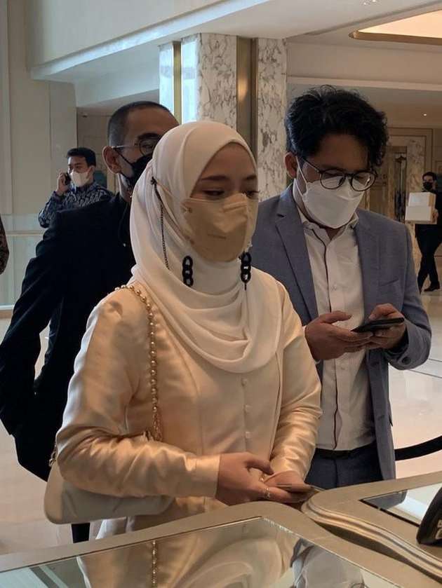 Disebut Sepi Job, 8 Potret Nissa Sabyan & Ayus Manggung di Gang Sempit, Netizen: Kena Karma!