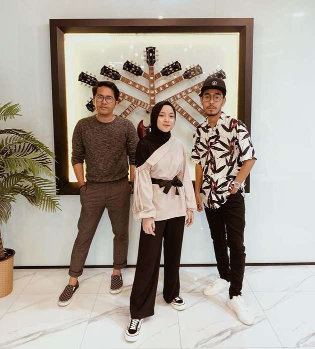 Disebut Sepi Job, 8 Potret Nissa Sabyan & Ayus Manggung di Gang Sempit, Netizen: Kena Karma!