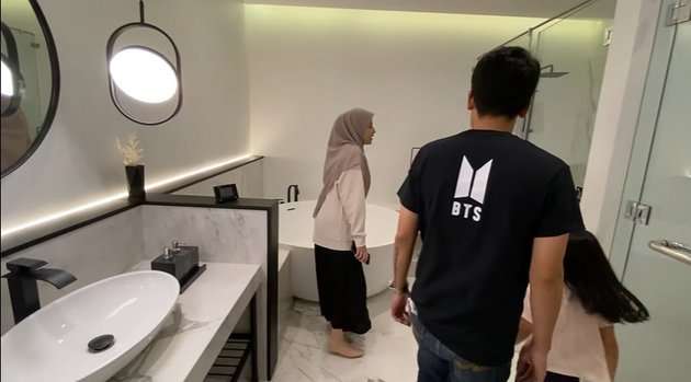 10 Potret Mewahnya Rumah Desta-Natasha Rizky yang Jarang Tersorot, Kamar ART Bikin Melongo!