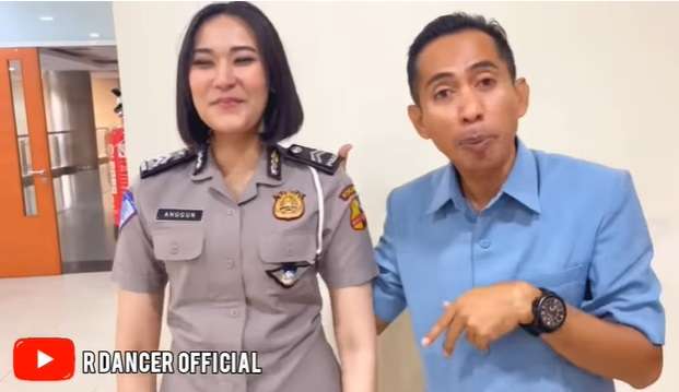 Momen Pak Ribut ‘Guru Viral’ Bareng Anak Didiknya yang Kini Jadi Polwan, Parasnya Tuai Sorotan!