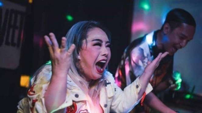 Ingat Nenek yang Nikahi 14 Pria Muda? Kini Bangkrut Jatuh Miskin, Harta Dikuras Brondong, Lihat 7 Potretnya Sangat Miris