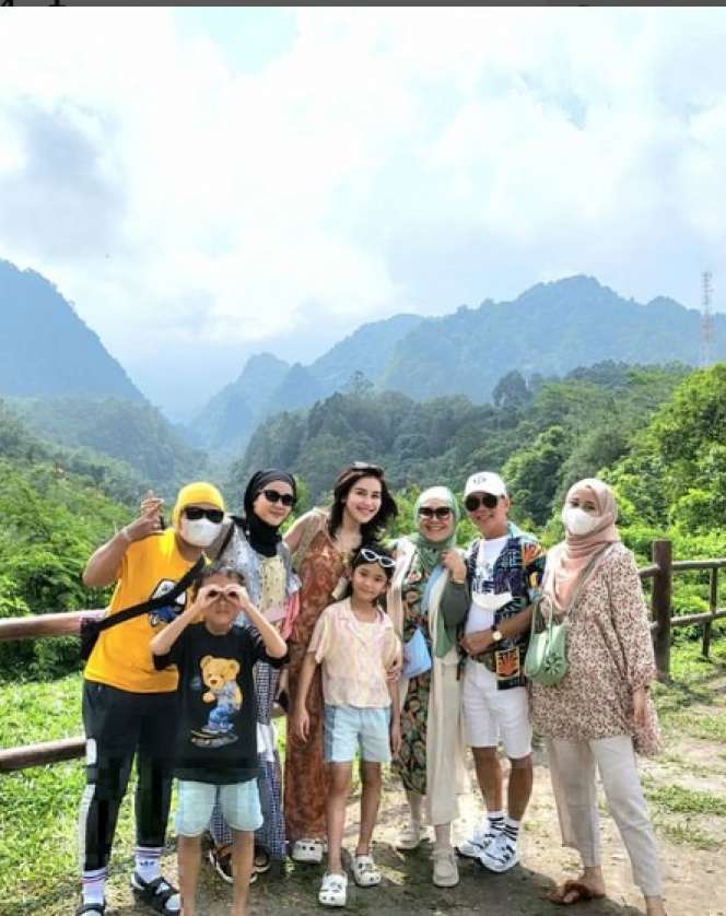 Momen Liburan Ayu Ting Ting Bareng Keluarga di Yogyakarta, Naik Kereta Kelas Sleeper