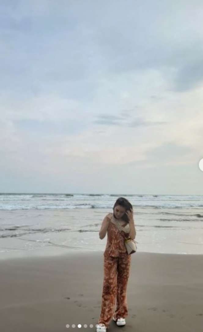 Momen Liburan Ayu Ting Ting Bareng Keluarga di Yogyakarta, Naik Kereta Kelas Sleeper