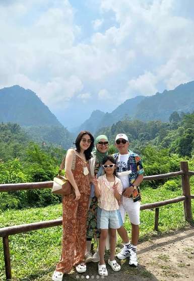 Momen Liburan Ayu Ting Ting Bareng Keluarga di Yogyakarta, Naik Kereta Kelas Sleeper