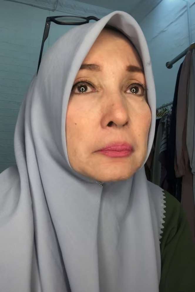 Potret Henidar Amroedi di Usia 60 Tahun Hidup Sendiri Bersama 5 Kucing!