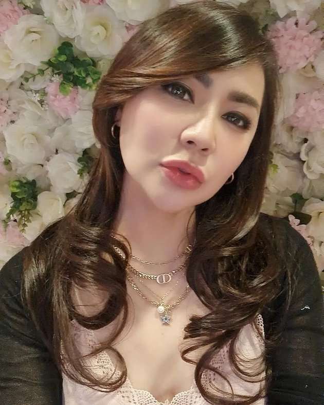 7 Potret Terbaru Tessa Kaunang Usai Sulam Bibir, Parasnya Jadi Sorotan!
