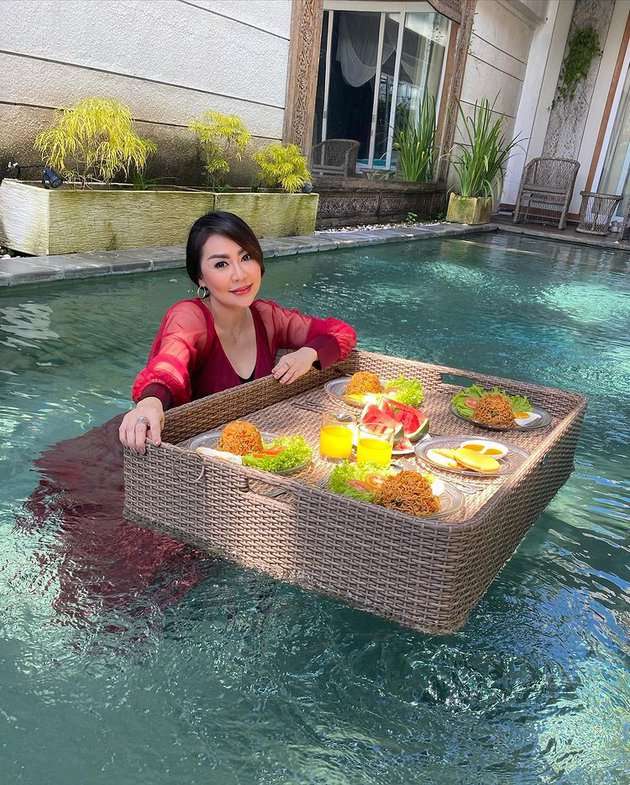7 Potret Terbaru Tessa Kaunang Usai Sulam Bibir, Parasnya Jadi Sorotan!