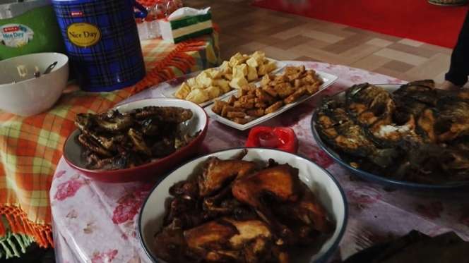 8 Potret Rumah Pedangdut Senior Evie Tamala, Tak Pernah Tersorot, Sederhana Dinding Dari Kayu!
