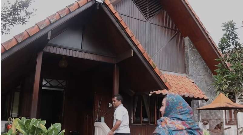 8 Potret Rumah Pedangdut Senior Evie Tamala, Tak Pernah Tersorot, Sederhana Dinding Dari Kayu!
