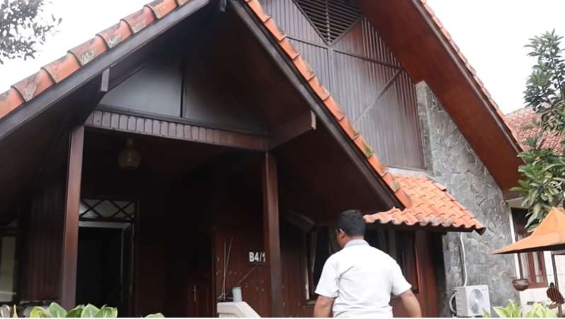 8 Potret Rumah Pedangdut Senior Evie Tamala, Tak Pernah Tersorot, Sederhana Dinding Dari Kayu!