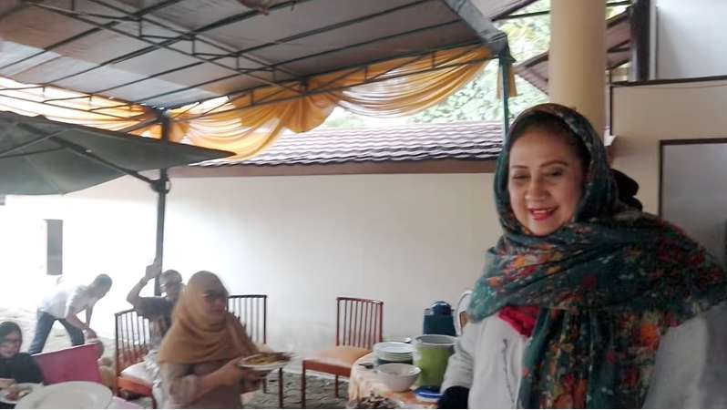 8 Potret Rumah Pedangdut Senior Evie Tamala, Tak Pernah Tersorot, Sederhana Dinding Dari Kayu!