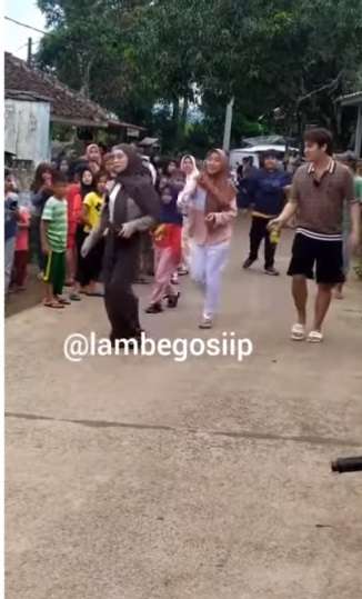 Momen Seru Lesti Bonceng Rizky Billar Pakai Motor, Body Usai Lahiran Jadi Sorotan!