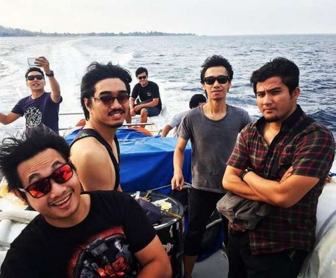 7 Potret Transformasi Brian yang Baru Mundur Jadi Drummer Sheila On 7