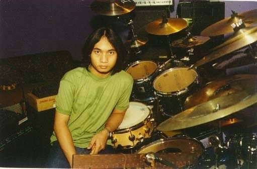 7 Potret Transformasi Brian yang Baru Mundur Jadi Drummer Sheila On 7