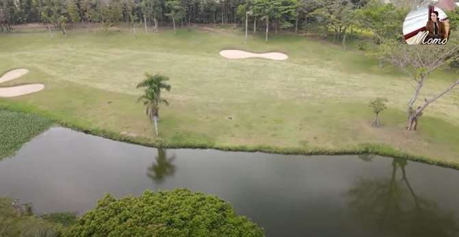 Potret Rumah 5 Seleb yang Punya Lapangan Golf Pribadi, Super Luas dan Megah Banget!