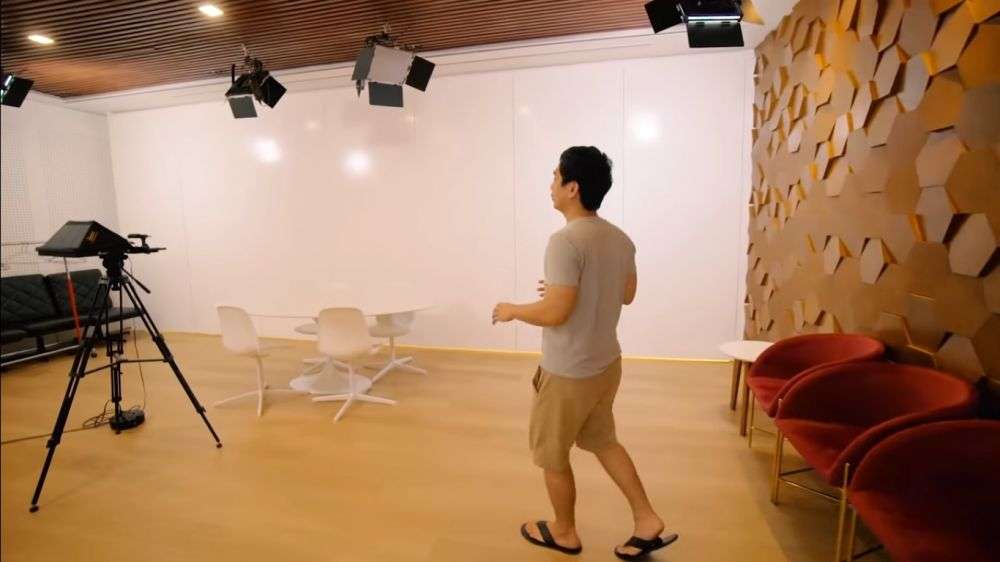 Jadi Content Creator, Ini 7 Potret Studio Seleb yang Super Keren, Isinya Barang Mahal Semua!