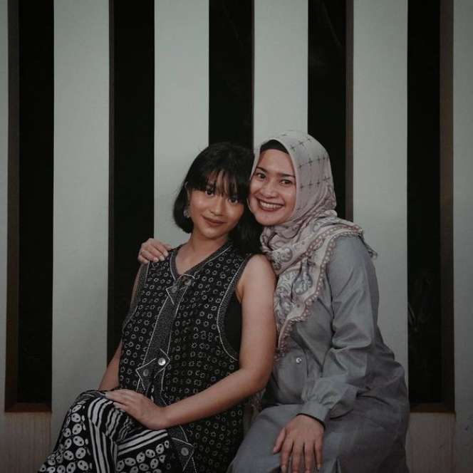 Potret Ikke Nurjanah dan Putri Gadisnya, Disebut Mirip Kakak Adik daripada Ibu dan Anak!