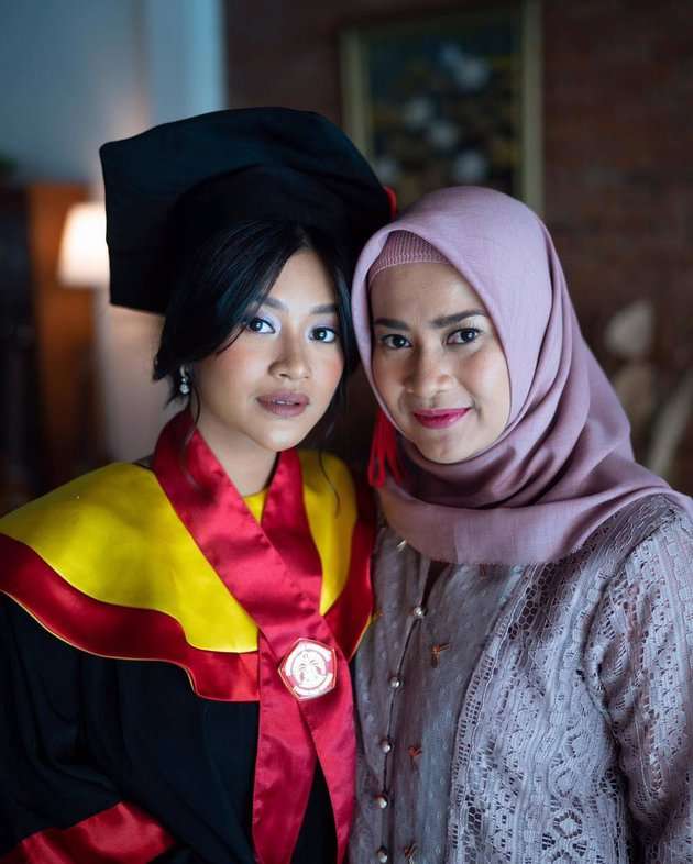 Potret Ikke Nurjanah dan Putri Gadisnya, Disebut Mirip Kakak Adik daripada Ibu dan Anak!