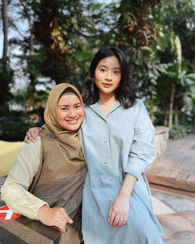 Potret Ikke Nurjanah dan Putri Gadisnya, Disebut Mirip Kakak Adik daripada Ibu dan Anak!