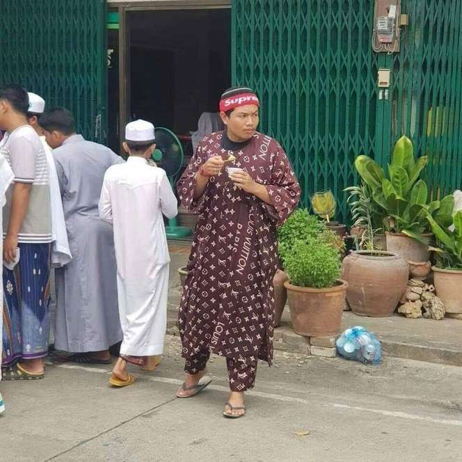 8 Potret Lucu Orang Pakai Merek Louis Vuitton KW, Malah Bikin Ngakak!