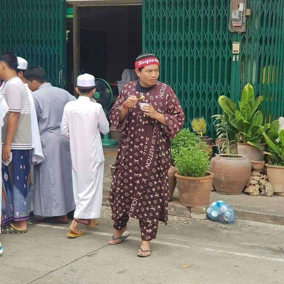 8 Potret Lucu Orang Pakai Merek Louis Vuitton KW, Malah Bikin Ngakak!