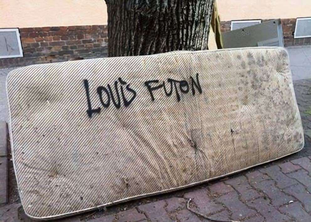 8 Potret Lucu Orang Pakai Merek Louis Vuitton KW, Malah Bikin Ngakak!