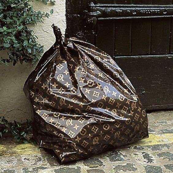 8 Potret Lucu Orang Pakai Merek Louis Vuitton KW, Malah Bikin Ngakak!