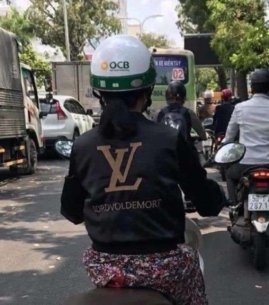 8 Potret Lucu Orang Pakai Merek Louis Vuitton KW, Malah Bikin Ngakak!