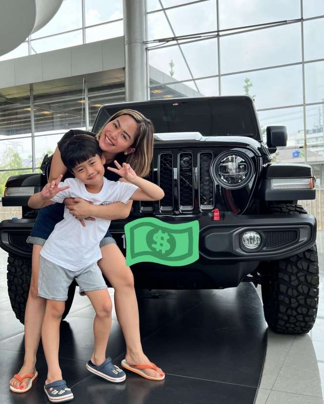 Gaya Santai Farida Nurhan Pakai Sandal Jepit Beli Mobil Miliaran