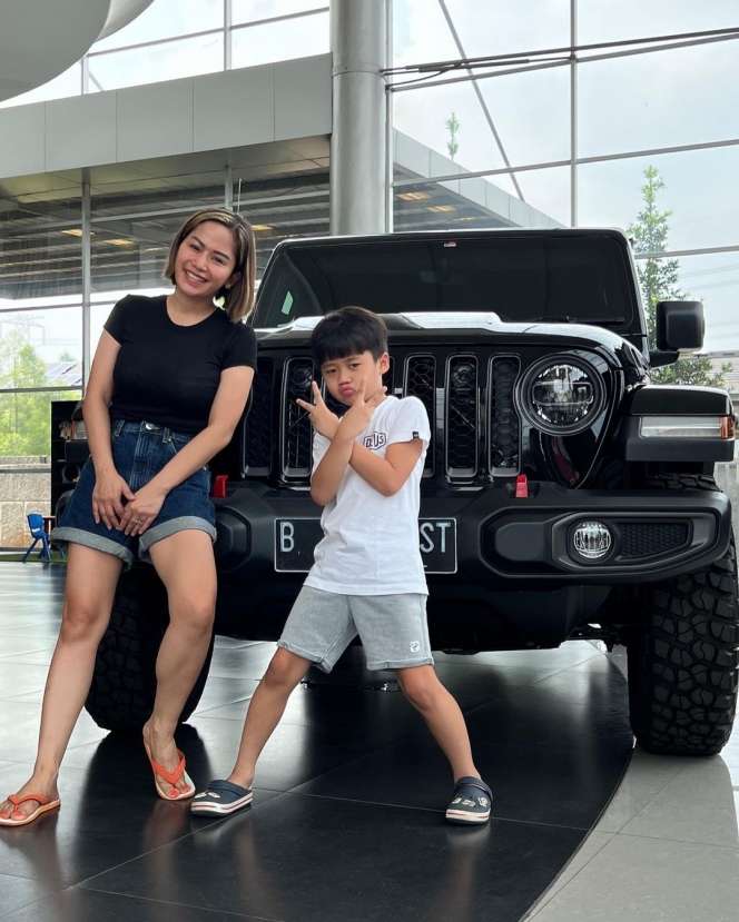 Gaya Santai Farida Nurhan Pakai Sandal Jepit Beli Mobil Miliaran