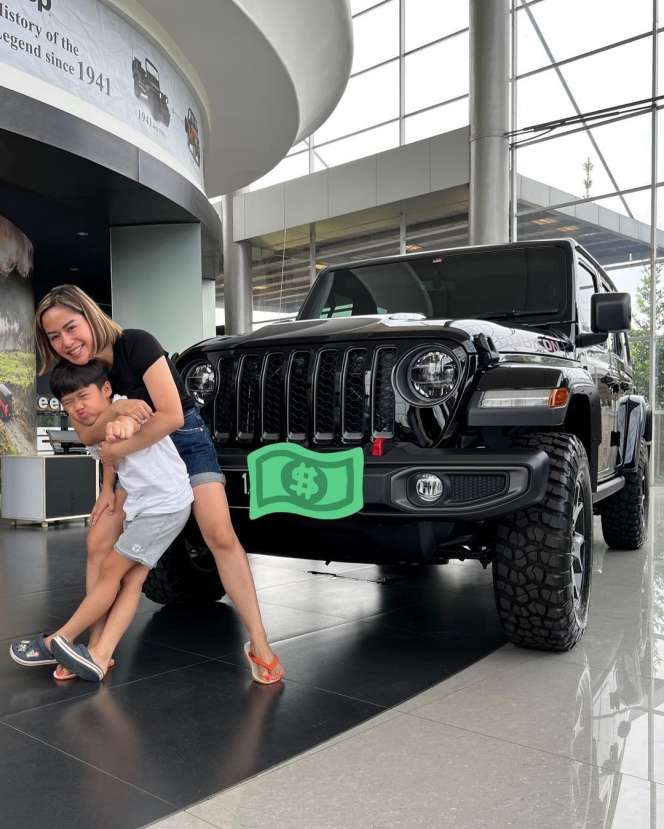 Gaya Santai Farida Nurhan Pakai Sandal Jepit Beli Mobil Miliaran