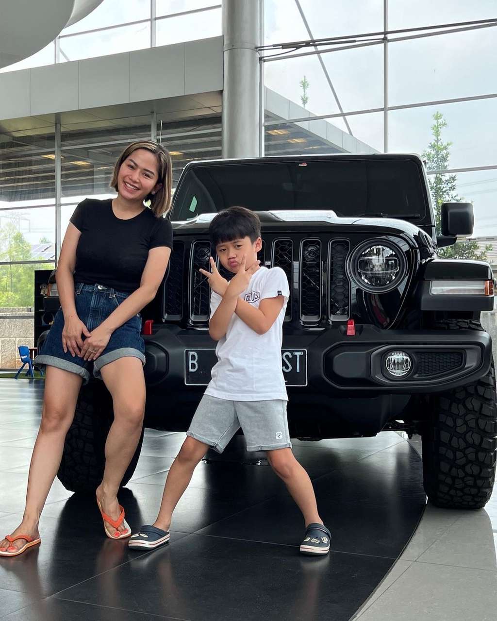 Gaya Santai Farida Nurhan Pakai Sandal Jepit Beli Mobil Miliaran
